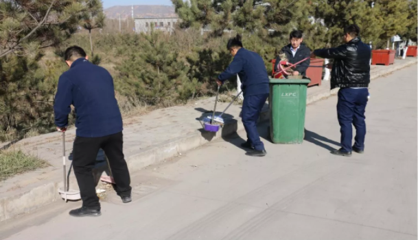 文明创建我先行 ——kok(中国)体育官方网站
团委开展环境卫生整治志愿活动(图2)