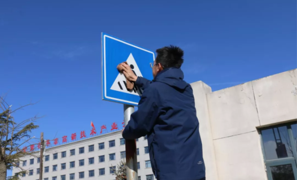 文明创建我先行 ——kok(中国)体育官方网站
团委开展环境卫生整治志愿活动(图3)