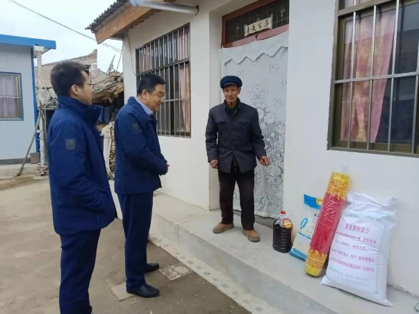 kok(中国)体育官方网站
深入帮扶村开展春节慰问(图2)