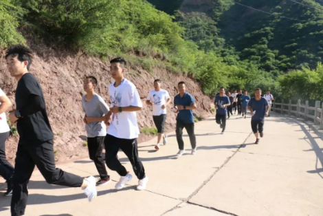 助力文旅市场 展示产投风采——kok(中国)体育官方网站
组织开展员工登山比赛活动(图3)