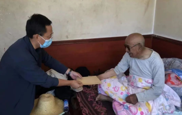 kok(中国)体育官方网站
赴帮扶村对接工作并慰问困难党员(图2)